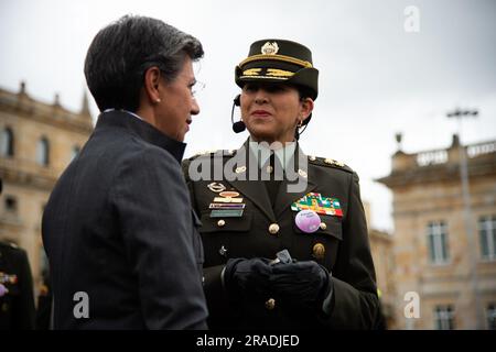 Il sindaco di Bogotà Claudia Lopez (L) saluta il nuovo comandante del brigadiere di polizia di Bogotà, il generale Sandra Patricia Hernandez (R), durante la presa del comando Foto Stock