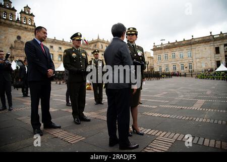 Il sindaco di Bogotà Claudia Lopez (L) saluta il nuovo comandante del brigadiere di polizia di Bogotà, il generale Sandra Patricia Hernandez (R), durante la presa del comando Foto Stock