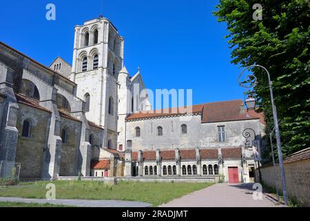 La maestosa Basilica di Sainte-Marie-Madeleine (Abbaye Sainte-Marie-Madeleine de Vézelay) in cima alla collina, Vezelay FR Foto Stock