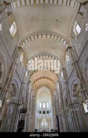 La maestosa Basilica di Sainte-Marie-Madeleine (Abbaye Sainte-Marie-Madeleine de Vézelay) in cima alla collina, Vezelay FR Foto Stock