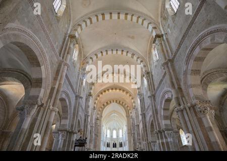 La maestosa Basilica di Sainte-Marie-Madeleine (Abbaye Sainte-Marie-Madeleine de Vézelay) in cima alla collina, Vezelay FR Foto Stock