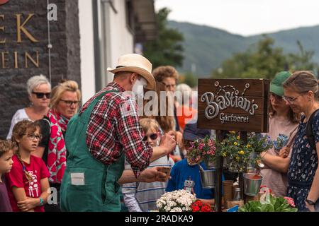 Bingen am Rhein, Germania. 2 luglio 2023. Bastian's Nursery - esibizione di mimo davanti a un gruppo di bambini. Una volta all'anno, la passeggiata sulla costa della cultura del Reno (Kulturufer) si trasforma in un palcoscenico lungo tre chilometri con cibo e vari atti che presentano arte, commedia e cabaret. Credito: Gustav Zygmund/Alamy News Foto Stock