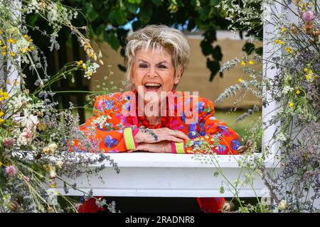 Hampton Court Palace, Surrey, Regno Unito. 3 luglio 2023. La presentatrice televisiva Gloria Hunniford, OBE, con l'iconico cartello RHS. Press Day all'annuale RHS Hampton Court Palace Garden Festival, che si svolge dal 4 al 9 luglio 2023. Crediti: Imageplotter/Alamy Live News Foto Stock