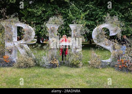 Hampton Court Palace, Surrey, Regno Unito. 3 luglio 2023. La presentatrice televisiva Gloria Hunniford, OBE, con l'iconico cartello RHS. Press Day all'annuale RHS Hampton Court Palace Garden Festival, che si svolge dal 4 al 9 luglio 2023. Crediti: Imageplotter/Alamy Live News Foto Stock