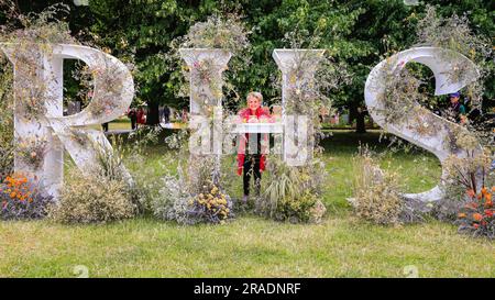 Hampton Court Palace, Surrey, Regno Unito. 3 luglio 2023. La presentatrice televisiva Gloria Hunniford, OBE, con l'iconico cartello RHS. Press Day all'annuale RHS Hampton Court Palace Garden Festival, che si svolge dal 4 al 9 luglio 2023. Crediti: Imageplotter/Alamy Live News Foto Stock