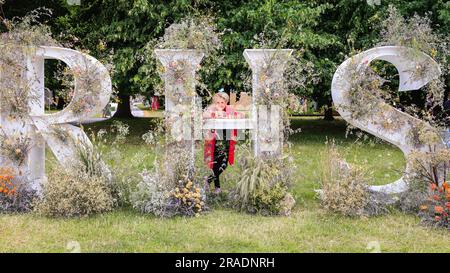 Hampton Court Palace, Surrey, Regno Unito. 3 luglio 2023. La presentatrice televisiva Gloria Hunniford, OBE, con l'iconico cartello RHS. Press Day all'annuale RHS Hampton Court Palace Garden Festival, che si svolge dal 4 al 9 luglio 2023. Crediti: Imageplotter/Alamy Live News Foto Stock