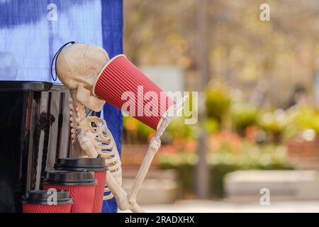 Scheletro che beve caffè, installazione astratta del bar Foto Stock