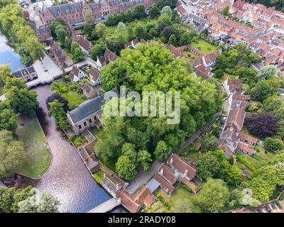 Vista aerea del beghinaggio principesco Ten Wijngaerde, del parco acquatico minnewater e del ponte. È l'unico beghinaggio conservato nella città belga di Brug Foto Stock