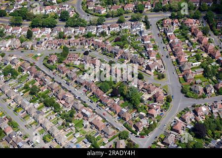 Una vista aerea della periferia semi-indipendente, a Carr Manor Estate, North Leeds, West Yorkshire, Inghilterra settentrionale, Regno Unito Foto Stock