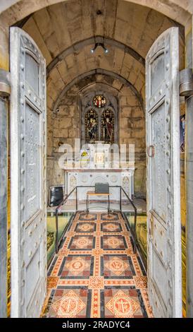 Costello Memorial Chapel, Main Street, Carrick-on-Shannon, N41 T2K2, County Leitrim, considerata la seconda cappella più piccola al mondo. Foto Stock