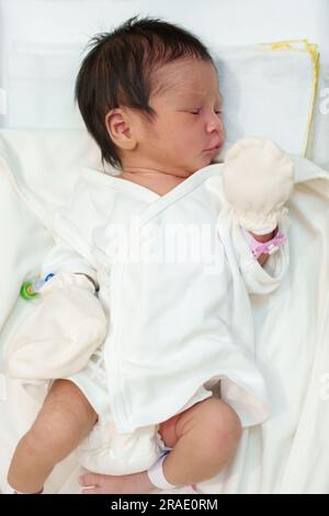 neonato che deposizione e dorme nel cestino di culla infantile in ospedale Foto Stock