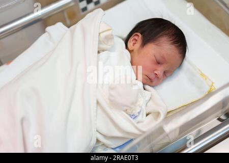 neonato che deposizione e dorme nel cestino di culla infantile in ospedale Foto Stock