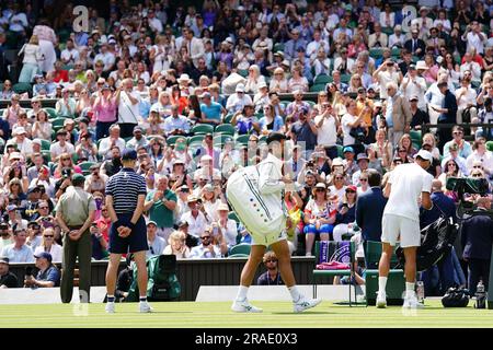 Novak Djokovic esce sul campo centrale prima della sua partita contro Pedro Cachin (non nella foto) il primo giorno dei campionati di Wimbledon 2023 all'All England Lawn Tennis and Croquet Club di Wimbledon. Data immagine: Lunedì 3 luglio 2023. Foto Stock