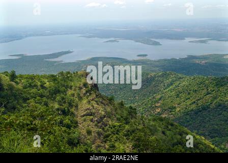 Una scena del lago artificiale Bhavani Sagar sulla strada per Porivarai Pre-Historic dipinti rupestri da Karikkaiyur Karikkiyoor, Nilgiris, Tamil Nadu, Sud Foto Stock