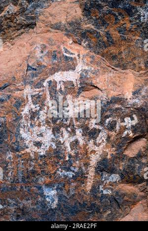 Dipinti rupestri preistorici a Porivarai a Karikkaiyur Karikkiyoor vicino a Kil Kotagiri, Nilgiris, Tamil Nadu, India meridionale, Asia Foto Stock