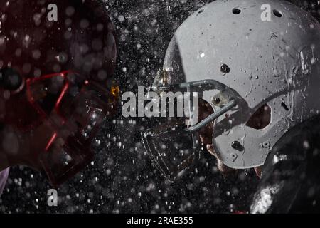 Due giocatori di football americano faccia a faccia con l'ombra della silhouette su sfondo bianco Foto Stock