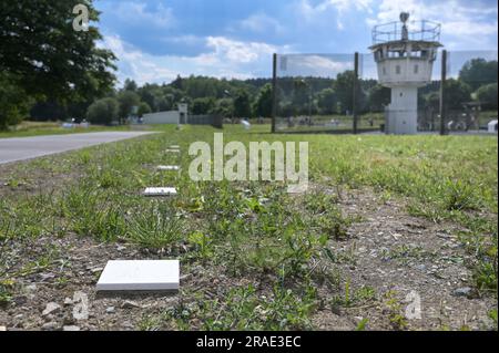 17 giugno 2023, Thürigen, Mödlareuth: Pannelli quadrati bianchi segnano il corso dell'ex confine interno-tedesco vicino a Mödlareuth. A causa della sua somiglianza con il muro di Berlino, la sezione di confine divenne nota anche come "piccola Berlino". Oggi, il memoriale del Museo tedesco-tedesco si trova qui. Foto: Heiko Rebsch/dpa Foto Stock