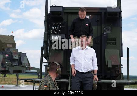 Zamosc, Polonia. 3 luglio 2023. Il ministro della difesa tedesco Boris Pistorius (M, SPD) e il ministro della difesa polacco Mariusz Blaszczak visitano il contingente tedesco della Task Force di difesa aerea e missilistica (PATRIOT). Credito: Soeren Stache/dpa/Alamy Live News Foto Stock