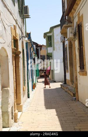 Strada nella vecchia Nicosia vicino alla zona demilitarizzata controllata dalle Nazioni Unite, o "linea verde" Foto Stock