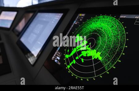 Schermo radar con indicazione verde su un ponte dei capitani di una nave moderna Foto Stock