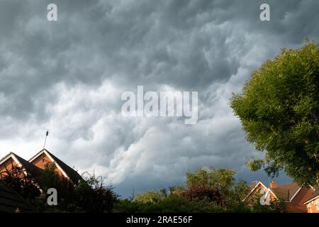 Nuvole di tempesta su una tenuta residenziale a Redditch, Worcestershire Foto Stock