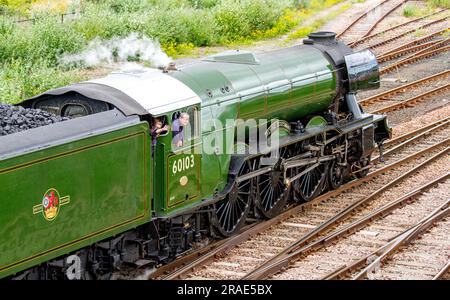 Dundee, Tayside, Scozia, Regno Unito. 3 luglio 2023. La locomotiva a vapore più famosa del mondo, Flying Scotsman, è arrivata a Dundee in orario oggi alle 12:15 del 3 luglio 2023, in rotta verso Aberdeen, in Scozia. Il National Railway Museum ha annunciato escursioni estive di un giorno da diverse stazioni in tutto il paese come parte delle celebrazioni centenarie del motore a vapore. Crediti: Dundee Photographics/Alamy Live News Foto Stock