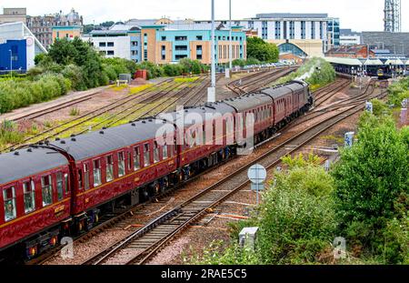 Dundee, Tayside, Scozia, Regno Unito. 3 luglio 2023. La locomotiva a vapore più famosa del mondo, Flying Scotsman, è arrivata a Dundee in orario oggi alle 12:15 del 3 luglio 2023, in rotta verso Aberdeen, in Scozia. Il National Railway Museum ha annunciato escursioni estive di un giorno da diverse stazioni in tutto il paese come parte delle celebrazioni centenarie del motore a vapore. Crediti: Dundee Photographics/Alamy Live News Foto Stock