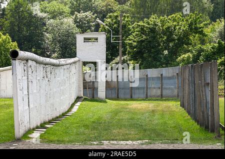 17 giugno 2023, Thürigen, Mödlareuth: Una parte del muro di barriera in cemento conservato originale all'ex confine interno-tedesco vicino a Mödlareuth. A causa della sua somiglianza con il muro di Berlino, la sezione di confine divenne nota anche come "piccola Berlino". Oggi, il memoriale del Museo tedesco-tedesco si trova qui. Foto: Heiko Rebsch/dpa Foto Stock