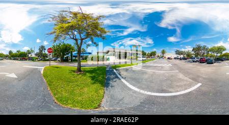 Visualizzazione panoramica a 360 gradi di Stuart, Florida, USA - 1° luglio 2023: Foto vr equirettangolare del Stuart City Hall Building del 360