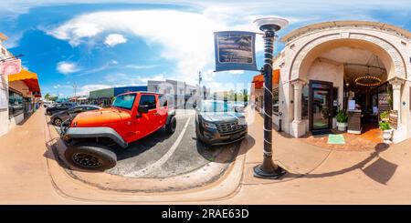 Visualizzazione panoramica a 360 gradi di Stuart, Florida, USA - 1° luglio 2023: Foto vr equirettangolare del 360 dello storico edificio della galleria dell'ufficio postale