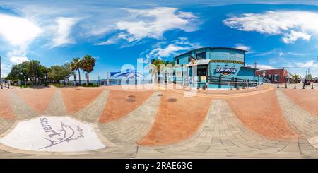 Visualizzazione panoramica a 360 gradi di Stuart, Florida, USA - 1° luglio 2023: 360 foto vr equirettangolare del ristorante e bar Boathouse sul lungomare