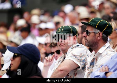 Spettatori che indossano berretti verdi larghi di cricket australiani il primo giorno dei campionati di Wimbledon 2023 all'All England Lawn Tennis and Croquet Club di Wimbledon. Data immagine: Lunedì 3 luglio 2023. Foto Stock