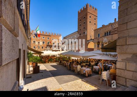 Piazza dei signori, conosciuta anche come Piazza Dante, Verona, Veneto, Italia Foto Stock