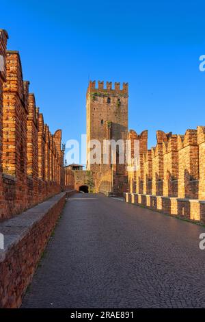 Castelvecchio e il ponte di Castelvecchio, Verona, Veneto, Italia Foto Stock