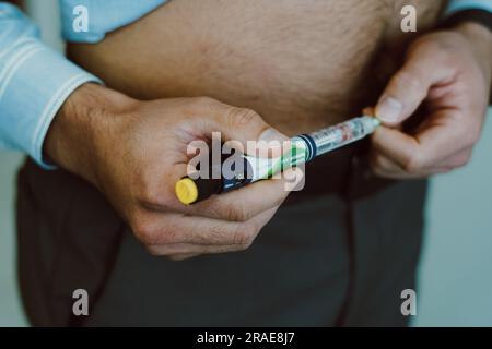 Brasile. 27 giugno 2023. In questa foto, un uomo inietta insulina umana nel corpo per il controllo della glicemia. Credito: SOPA Images Limited/Alamy Live News Foto Stock