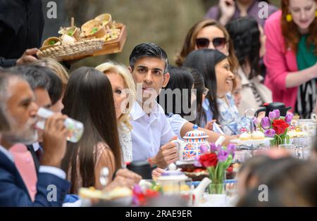 Rishi Sunak e la sua famiglia all'Incoronation Big Lunch a Downing Street, Londra, Regno Unito. 7 maggio 2023 Foto Stock