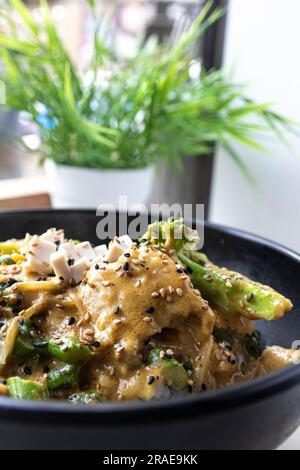 Riso al curry con latte di cocco, germogli di fagioli, tofu e proteina vegetale Heura. Vista dall'alto. cucina tradizionale giapponese. Cibo vegano Foto Stock