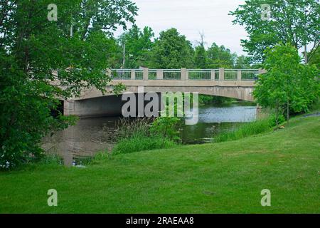 Strada in cemento e ponte che attraversa il fiume Napanee allo Springside Park a Napanee, Ontario, Canada -02 Foto Stock