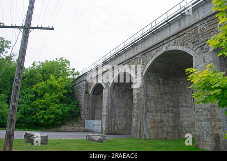 Ponte ferroviario sostenuto da splendidi archi in pietra, che attraversa il fiume Napanee a Springside Park a Napanee, Ontario, Canada -02 Foto Stock