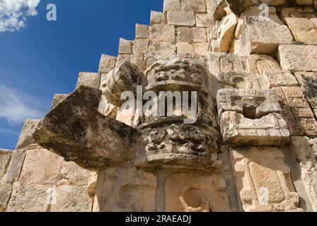 Scultura in pietra, dello stregone, della piramide di Adivino, Uxmal, Yucatan, Messico Foto Stock