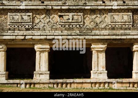 Pilastri del Palazzo, Cuadrangulo Monjas, il Quadrilatero dei conventi, Uxmal, Yucatan, Messico Foto Stock