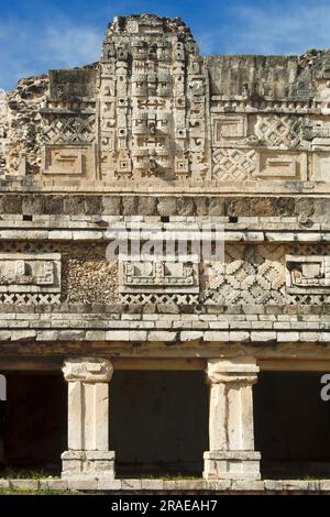 Pilastri del Palazzo, Cuadrangulo Monjas, il Quadrilatero dei conventi, Uxmal, Yucatan, Messico Foto Stock