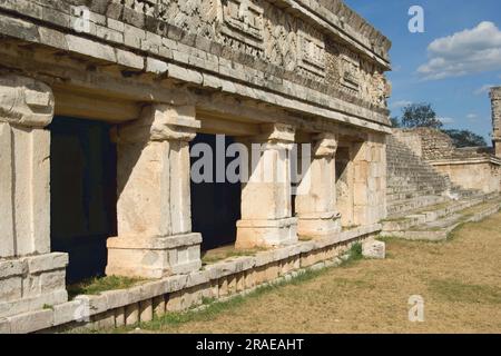 Pilastri del Palazzo, Cuadrangulo Monjas, il Quadrilatero dei conventi, Uxmal, Yucatan, Messico Foto Stock