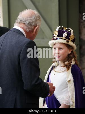 Re Carlo III saluta la bella regina di Bo'ness, Lexi Scozia, durante la sua visita a Kinneil House a Edimburgo, segnando la prima settimana di Holyrood dalla sua incoronazione. Data immagine: Lunedì 3 luglio 2023. Foto Stock