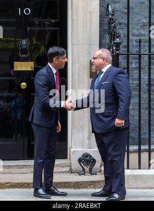 Londra, Inghilterra, Regno Unito. 3 luglio 2023. Il primo ministro britannico RISHI SUNAK dà il benvenuto al primo ministro del Bahrain SALMAN BIN HAMAD AL KHALIFA AL 10 di Downing Street. (Immagine di credito: © Tayfun salci/ZUMA Press Wire) SOLO USO EDITORIALE! Non per USO commerciale! Foto Stock