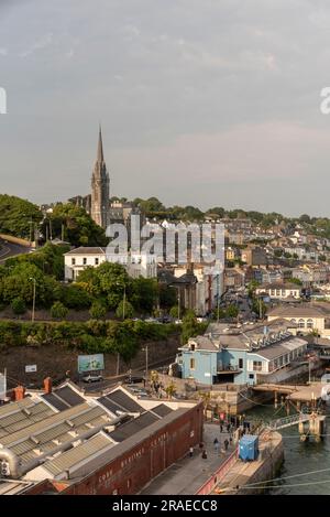 Cobh, contea di Cork, Irlanda. 9 giugno 2023. Panoramica dell'area sul lungomare e del centro della città, cattedrale cattolica romana di St Colemans di Cobh, Irlanda Foto Stock