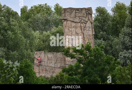 Berlino, Germania. 3 luglio 2023. Una persona sale sulla torre di arrampicata Schwedter Nordwand dell'AlpinClub Berlin (DAV). Crediti: Britta Pedersen/dpa/Alamy Live News Foto Stock