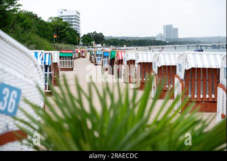 Timmendorfer Strand, Germania. 3 luglio 2023. Sdraio vuote sulla spiaggia del Mar Baltico. Crediti: Jonas Walzberg/dpa/Alamy Live News Foto Stock