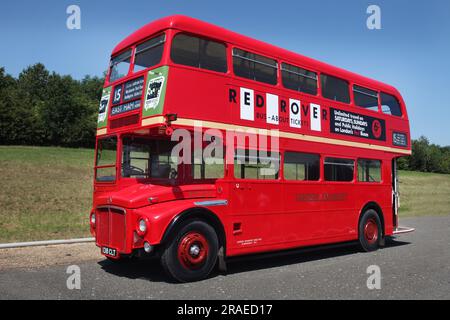 Un classico autobus rosso Routemaster a due piani di Londra Foto Stock