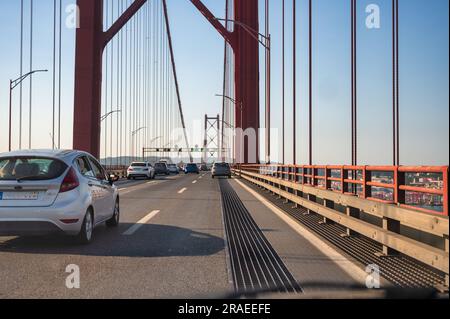 Lisbona, Portogallo. 30 giugno 2023. Ponte sul fiume Tejo a lisbona che attraversa il fiume Tejo Foto Stock